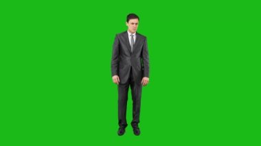Zarif takım elbiseli ürkek adam. Krom anahtar