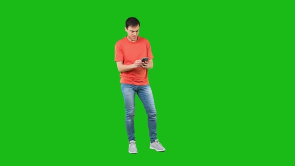 Angry male arguing on mobile phone. Chroma key — Stock Video