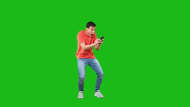 Erkek adam mesajları okuyor ve telefonda bir şeyi kutluyor. Krom anahtar