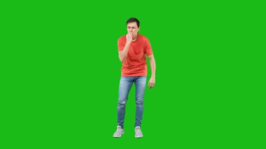 Erkek modellerin parmaklarını öpmesi ve leziz yiyeceklere değer vermesi, aynı zamanda krom anahtarla stüdyoda iyi bir zevki ifade etmesi.