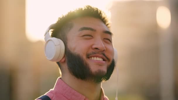 Sonriendo Asiático Elegante Hombre Escuchando Música Con Auriculares Calle — Vídeos de Stock