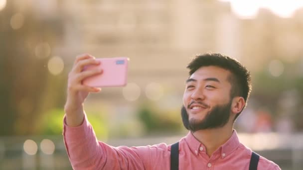 Китайський Чоловік Бере Селфі Мобільним Телефоном Посміхаючись Камери Вулиці — стокове відео