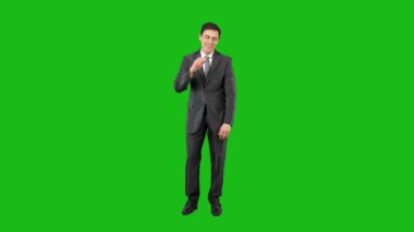 Tüm vücudu, krom anahtarda izole edilmiş rüya gibi bir yüz ifadesiyle, resmi takım elbiseli, kendinden geçmiş bir adam.