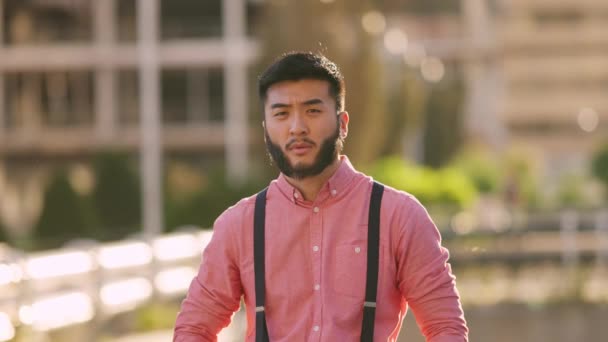 Elegante Hombre Asiático Con Camisa Tirantes Cruzando Los Brazos Con — Vídeos de Stock