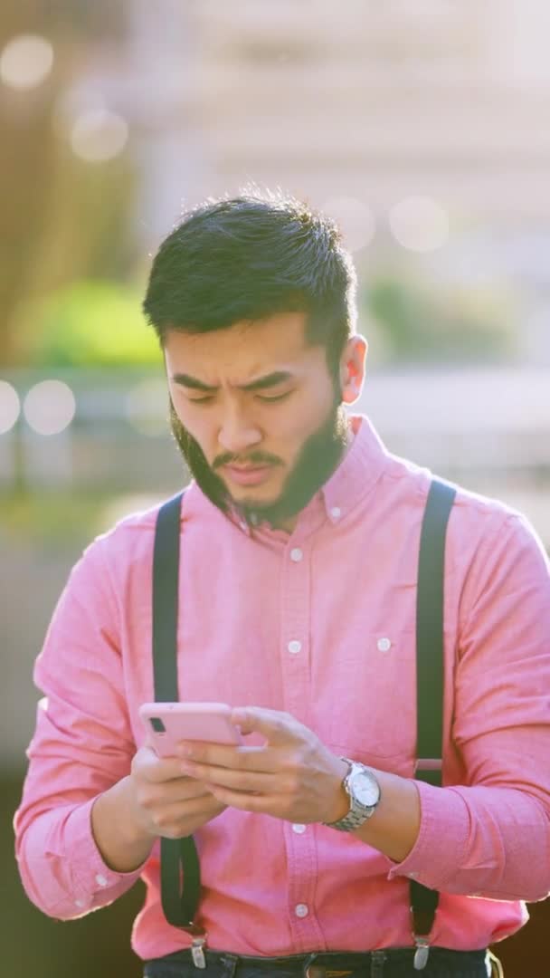 Hombre Asiático Ropa Casual Enviando Mensaje Hablando Con Móvil Con — Vídeos de Stock