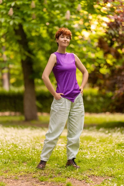 Ganzkörper Positive Androgyne Frau Lässiger Kleidung Mit Kurzen Roten Haaren — Stockfoto