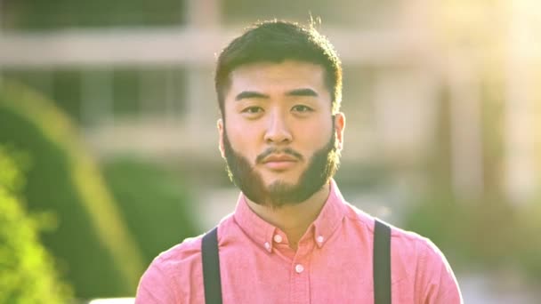 Азиатский Мужчина Повседневной Одежде Жестом Хорошо Рукой Улице Городе — стоковое видео