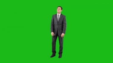 Kafaya dokunan ve krom anahtara karşı kameraya bakan resmi takım elbiseli komik ve zeki erkek girişimci.