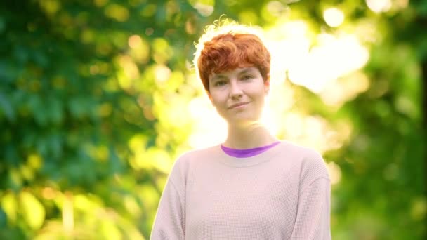 Happy Non Biner Tersenyum Pada Kamera Backlighting Taman — Stok Video