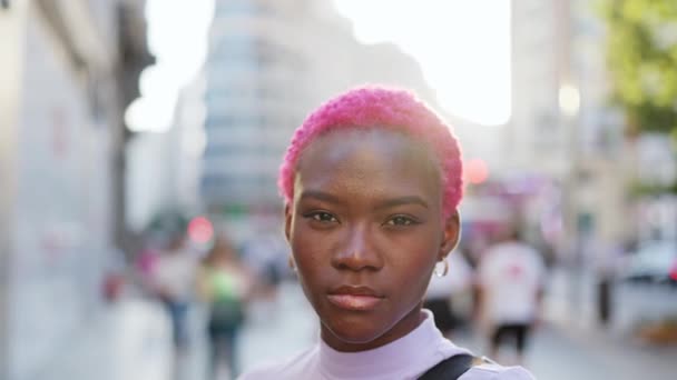 Femme Afro Élégante Aux Cheveux Courts Souriant Caméra Dans Rue — Video