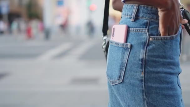 一个长着粉色短发的非洲女人在街上打电话的简况 — 图库视频影像