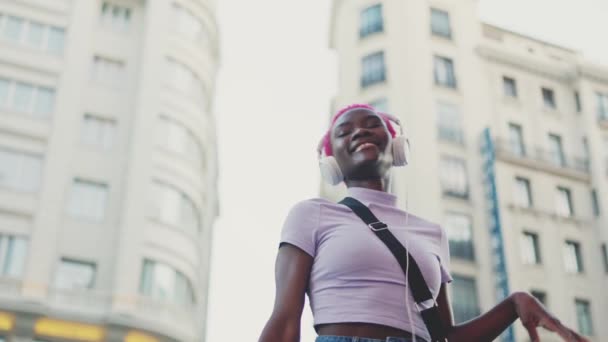 Mujer Africana Con Estilo Bailando Calle Mientras Escucha Música — Vídeos de Stock