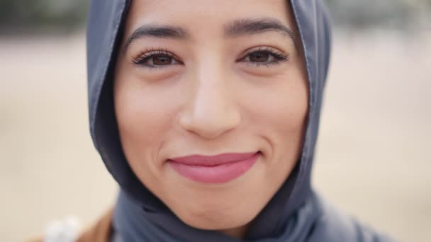 Vista Perto Uma Mulher Muçulmana Sorri Depois Começa Rir — Vídeo de Stock