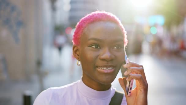 Barátságos Afro Fiatal Rövid Rózsaszín Haj Beszél Mobil Utcán — Stock videók
