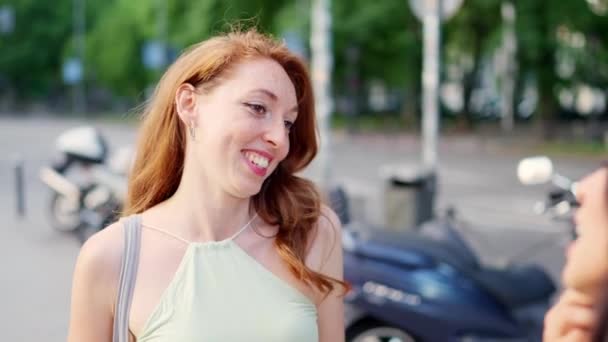 Gülümseyen Iyi Arkadaşlar Dışarıda Kişisel Şeylerden Bahsediyorlar — Stok video