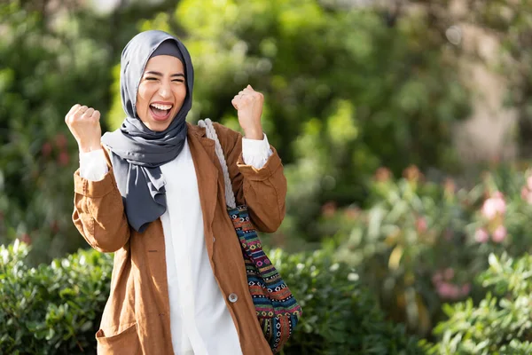 Beauty Muslim Woman Hijab Raising Fits Celebrate Park — ストック写真