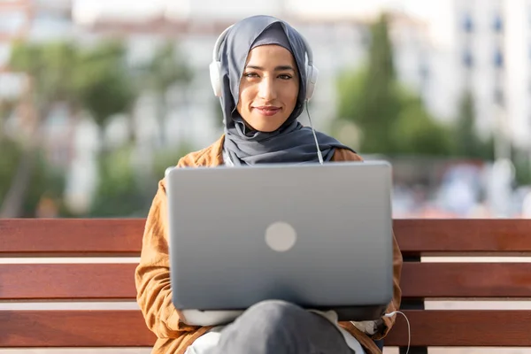 Retrato Uma Mulher Muçulmana Beleza Vestindo Hijab Trabalhando Com Laptop — Fotografia de Stock