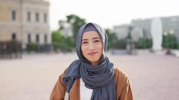 広場で祝うために拳を上げるヒジャーブのイスラム教徒の女性 — ストック動画