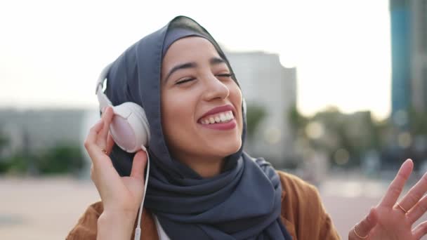 Мусульманская Женщина Медленно Танцует Слушая Музыку Улыбаясь Городской Площади — стоковое видео