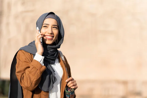 Sun Illuminating Muslim Woman Hijab Smiling While Talking Mobile Street —  Fotos de Stock