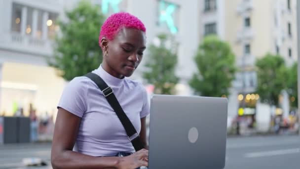 Modern Stílusos Afro Dolgozik Egy Laptop Közepén Város Utcájában — Stock videók