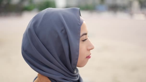 Серьёзная Мусульманка Хиджабе Начинает Улыбаться Улице — стоковое видео
