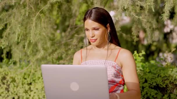 Wanita Transgender Yang Bekerja Dengan Laptop Taman — Stok Video