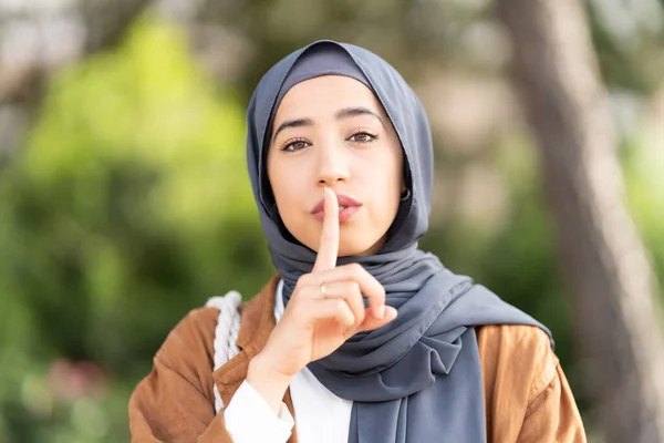Мусульманка Просит Тишины Показывая Пальцем Рту Парке — стоковое фото