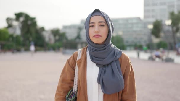 Femme Musulmane Dans Hijab Croisant Les Bras Avec Une Expression — Video