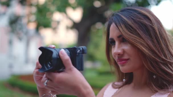 Close Profile Hispanic Female Photographer Taking Photo Street — 비디오