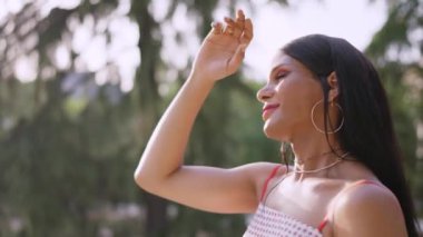 Parkta usulca dans eden transseksüel kadın.