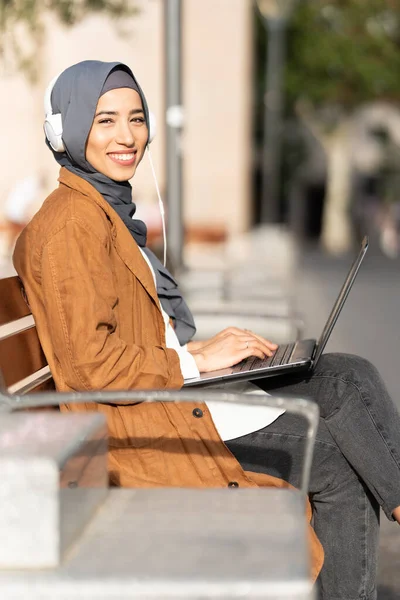 Muslim Woman Turning Smile Camera While Working Laptop Sitting Street — ストック写真