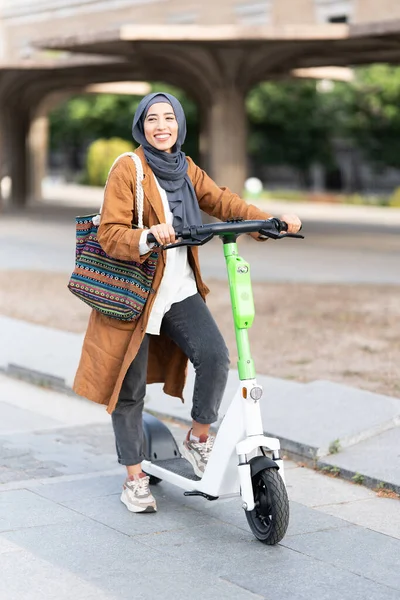 Vertical Portait Muslim Woman Using Electric Scooter Street — Stock Photo, Image