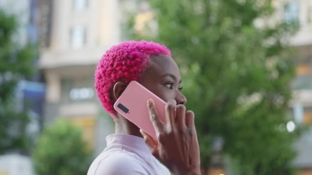 Profilja Egy Fiatal Stílusos Afrikai Beszél Mobil Miközben Sétál Utcán — Stock videók