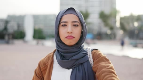 Donna Musulmana Hijab Gesticolare Stop Con Mano Con Espressione Grave — Video Stock
