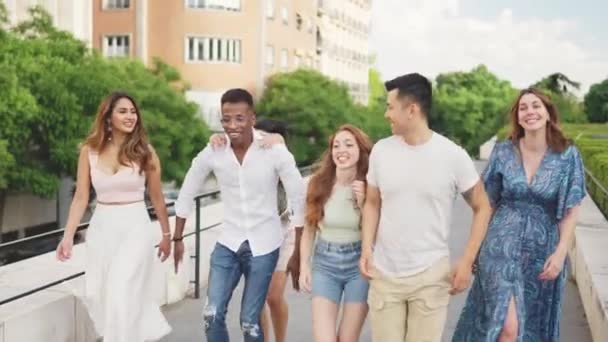 Багатоетнічні Друзі Посміхаються Грайливо Бігаючи Вулиці — стокове відео