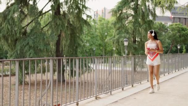 Transgender Žena Chůze Při Poslechu Hudby Podél Parku — Stock video