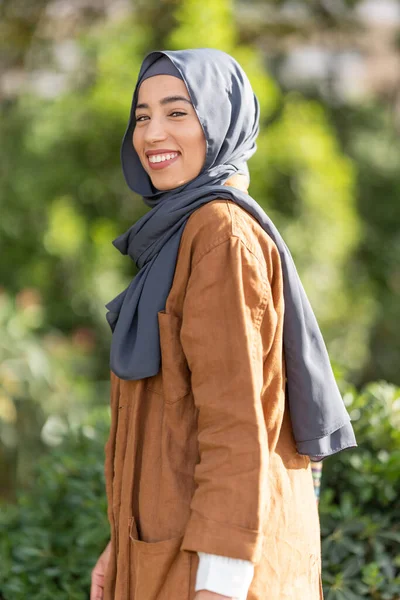 Vertical Photo Beauty Muslim Woman Smiling Camera Urban Park — Fotografia de Stock