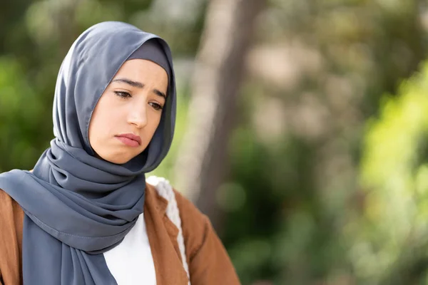 Porträt Einer Muslimischen Frau Hijab Mit Trauriger Miene — Stockfoto