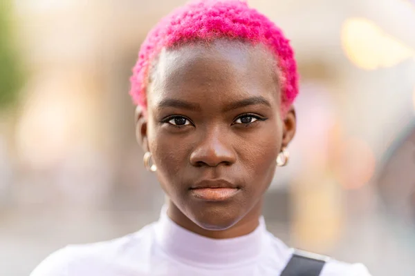 Portrait Young Stylish Afro Woman Short Pink Hair City — Fotografia de Stock