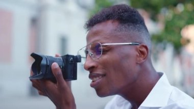 Sokakta fotoğraf çeken Afrikalı bir fotoğrafçının profilini kapat.