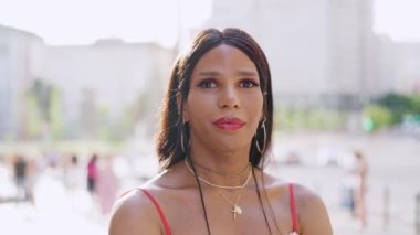 Transseksüel kadın kameraya gülümsüyor.