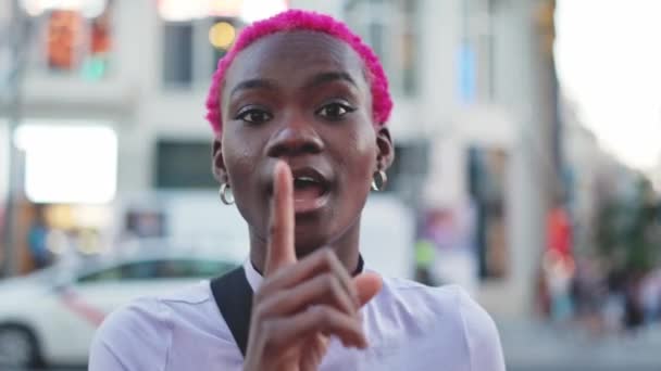 African Woman Gesturing Silence Laugh Energetically Street — Vídeos de Stock
