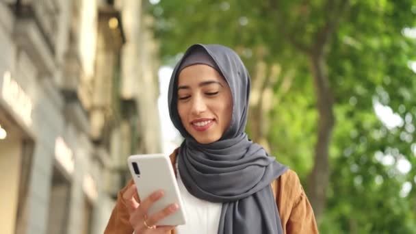 Happy Muslim Woman Smiling While Talking Mobile Street — стоковое видео