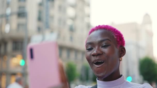 Smiling African Young Woman Pink Hair Waving Mobile Video Call — Video Stock