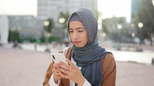 Muslim Woman Hijab Using Mobile Phone Expression Disgust Exasperation Outdoors — 图库视频影像