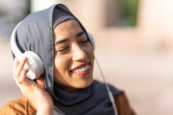 Smiling Muslim Woman Hijab Headphones Enjoying While Listening Music Outdoors —  Fotos de Stock