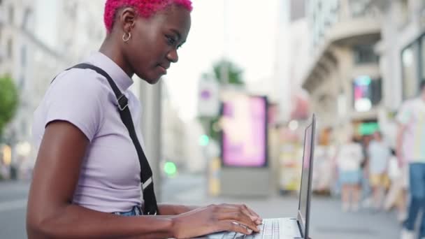 Stylish African Woman Short Pink Hair Sitting Street Using Laptop — Vídeo de Stock