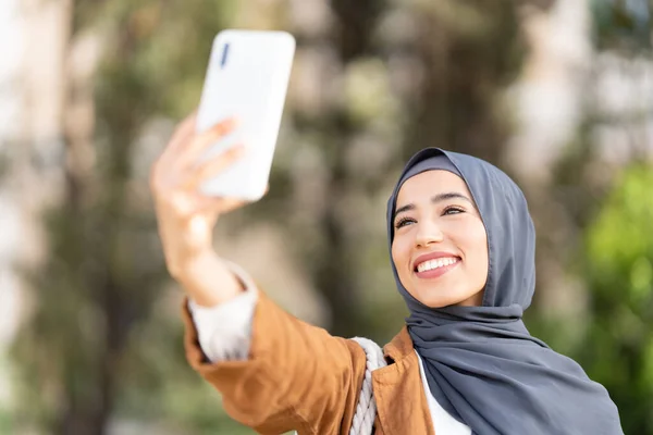 Smiling Muslim Woman Taking Selfie Mobile Park — Stock Photo, Image