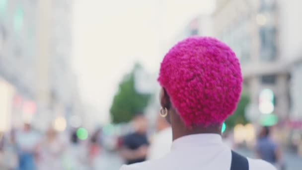 Back Afro Woman Short Pink Hair Walking Crowded Street — Video Stock